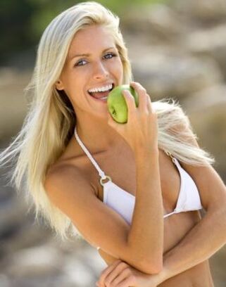یک دختر برای کاهش وزن 10 کیلوگرم در ماه یک سیب می خورد